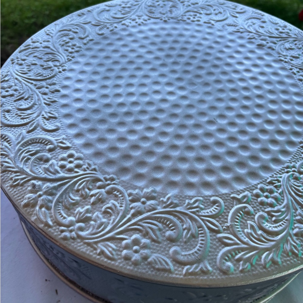 Decorative Embossed Round silver cake stand metal